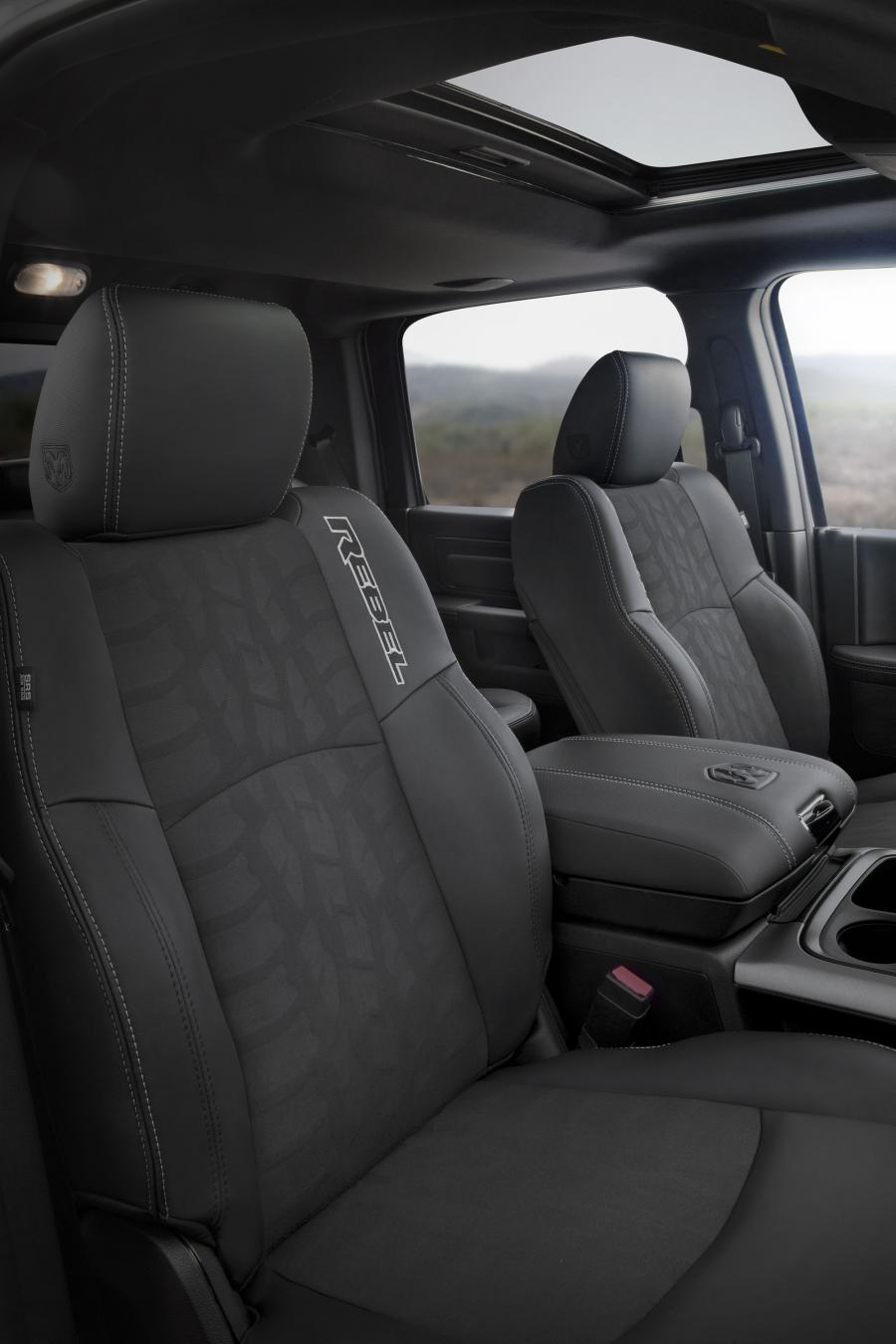 Интерьер Dodge Ram 1500 Rebel Mojave Sand 2016 года  (фото 4 из 6)